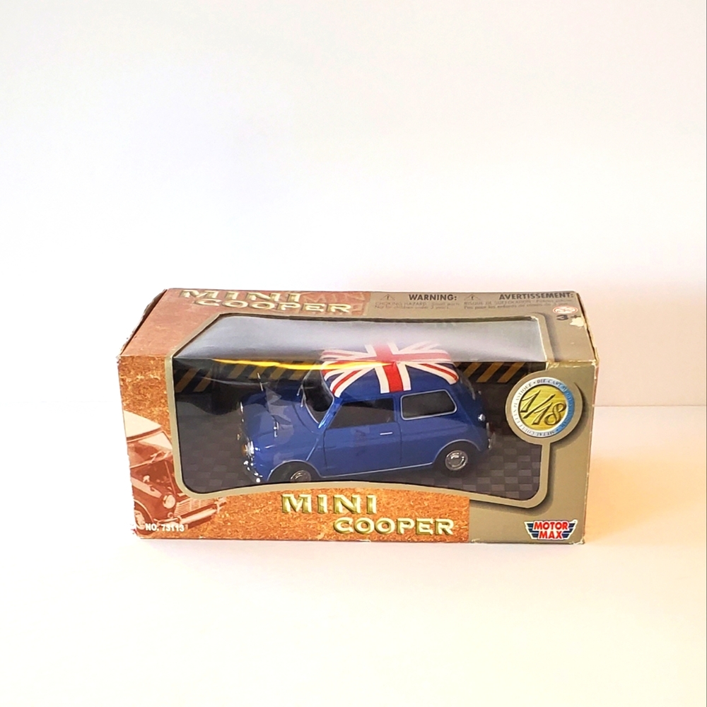 MotorMaxx 1:18 scale collectible Mini Cooper